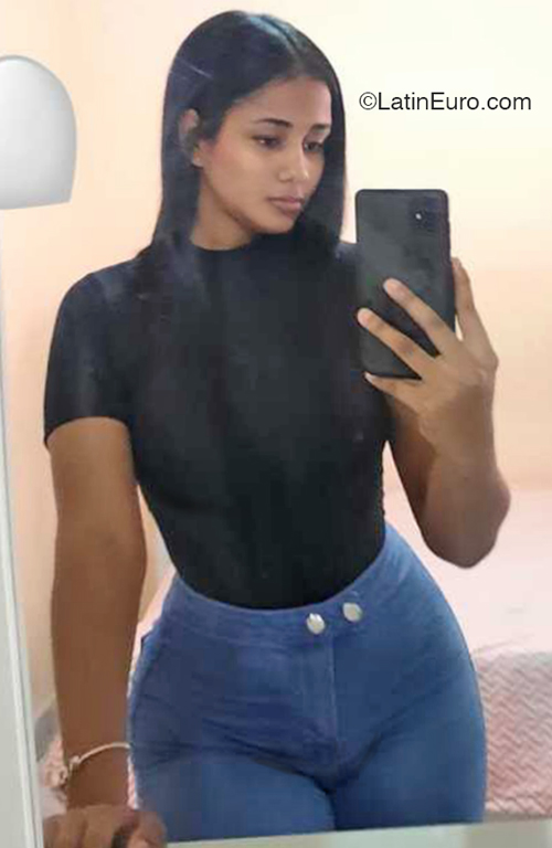 Date this voluptuous United States girl Angela from Santo Domigno DO46647