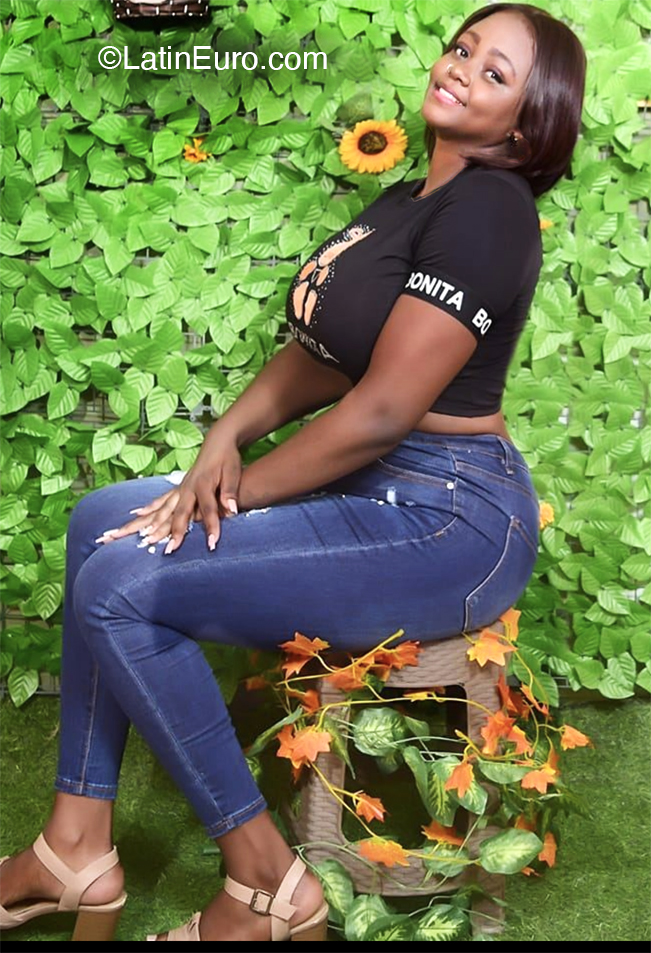 Date this happy Dominican Republic girl Diana Celedonio from Santo Domingo DO47354