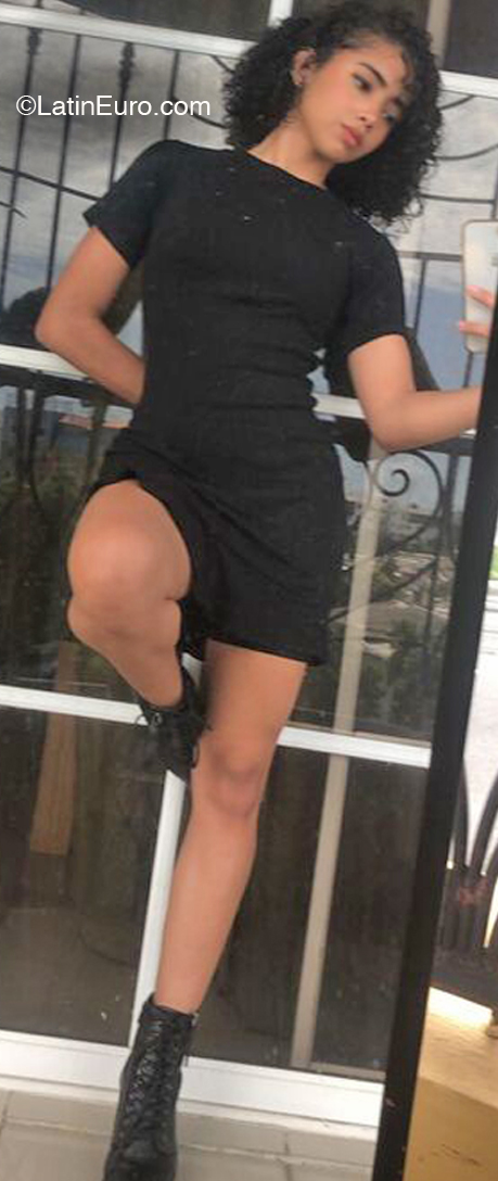 Date this good-looking Dominican Republic girl Laura from Santo Domingo DO47566
