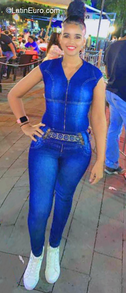 Date this tall Dominican Republic girl Mara from Santo Domingo DO47607