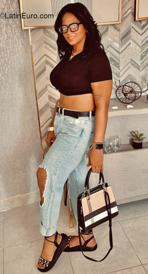 Date this voluptuous Dominican Republic girl Sheridans from Santo Domingo DO49056