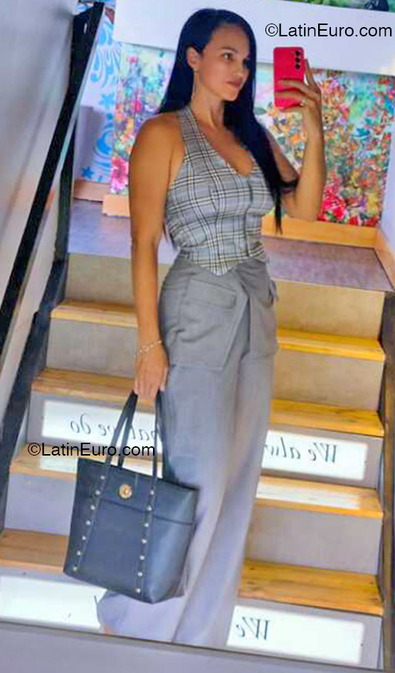 Date this attractive Colombia girl Liliam from Cali CO32813