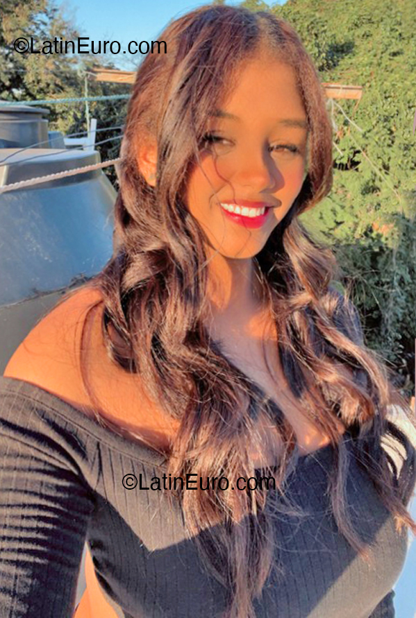 Date this nice looking Dominican Republic girl Danyelis from Santo Domingo DO52649