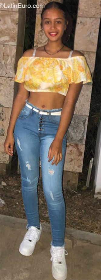 Date this foxy Dominican Republic girl Alainy from Santo Domingo DO53586