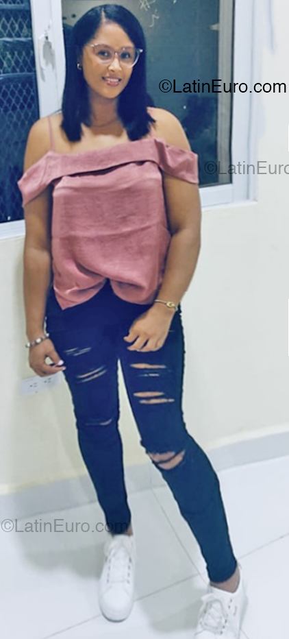 Date this voluptuous Dominican Republic girl Yomaris from Santo Domingo DO53615