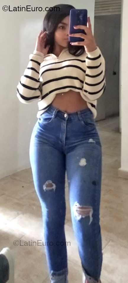 Date this athletic Venezuela girl Ashly from Caracas VE5057