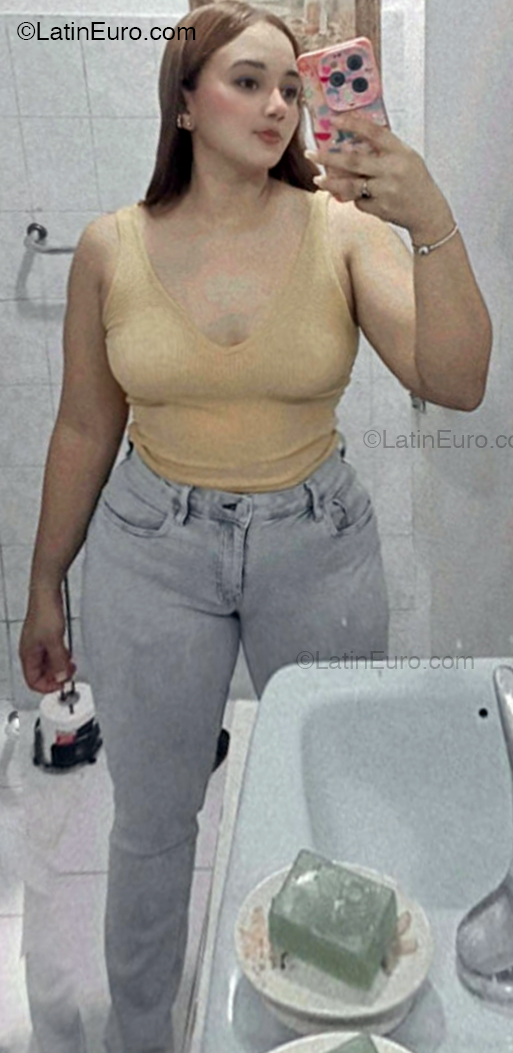 Date this foxy Dominican Republic girl Liz from Santo Domingo DO53957