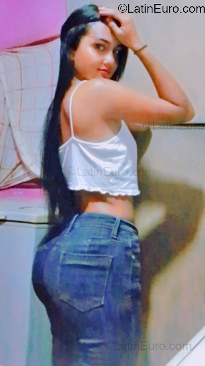 Date this charming Venezuela girl Roxa from Bolivar VE5180