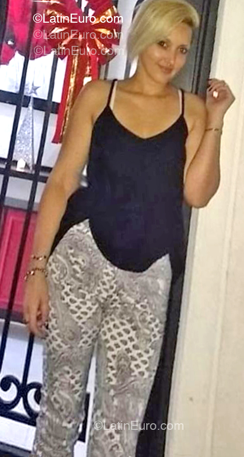 Date this young Argentina girl Lorena from Buenos Aires AR991