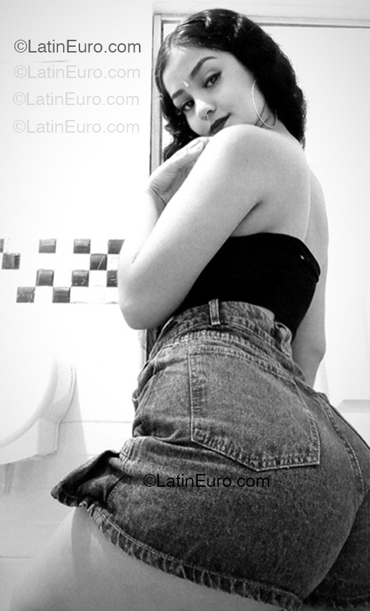 Date this nice looking Colombia girl Valentina from Bucaramanga CO33286