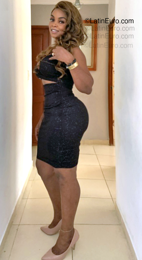 Date this athletic Dominican Republic girl Ant from Santo Domingo DO54839