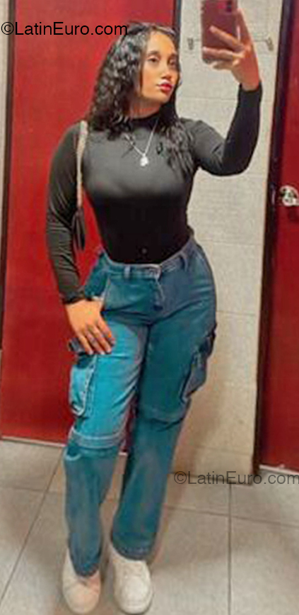Date this hard body Dominican Republic girl Reyna from Santo Domingo DO54915