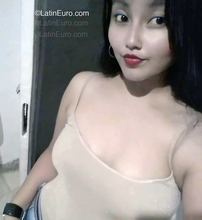 Date this attractive Argentina girl Lorena from Buenos Aires AR993