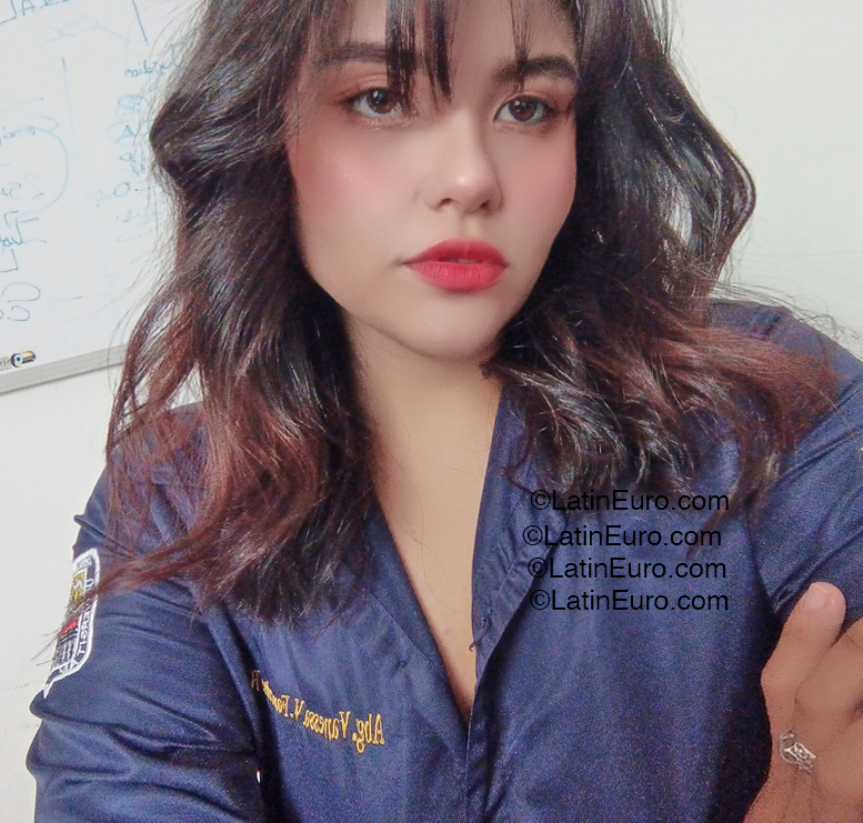 Date this nice looking Venezuela girl Victoria from Valencia VE5291