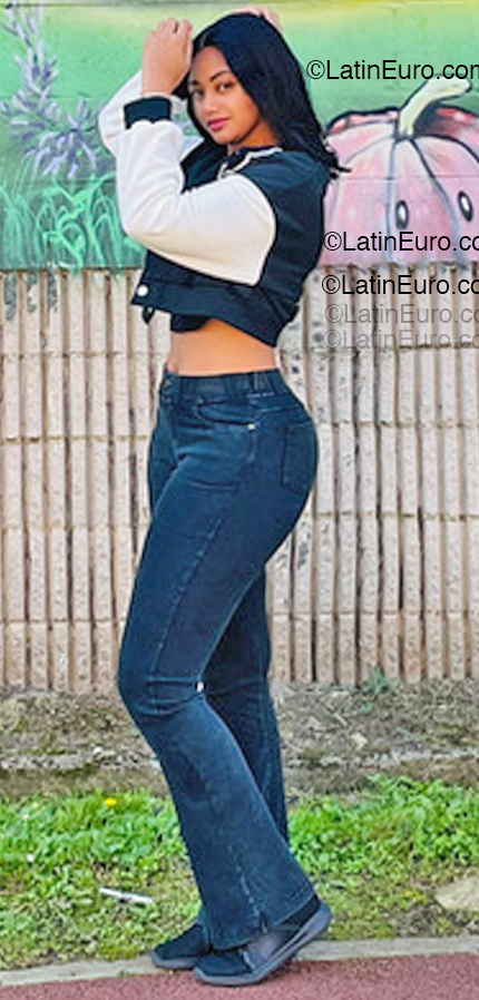 Date this happy Spain girl Dary from Gijon ES924