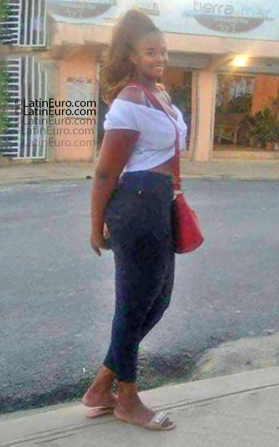 Date this gorgeous Dominican Republic girl Estrella from Santo Domingo DO55185