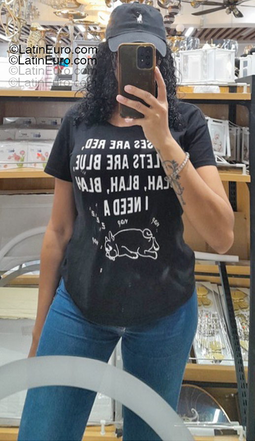 Date this foxy Dominican Republic girl Ara from Santo Domingo DO55243