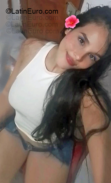 Date this hot Colombia girl Naomi from Bucaramanga CO33409
