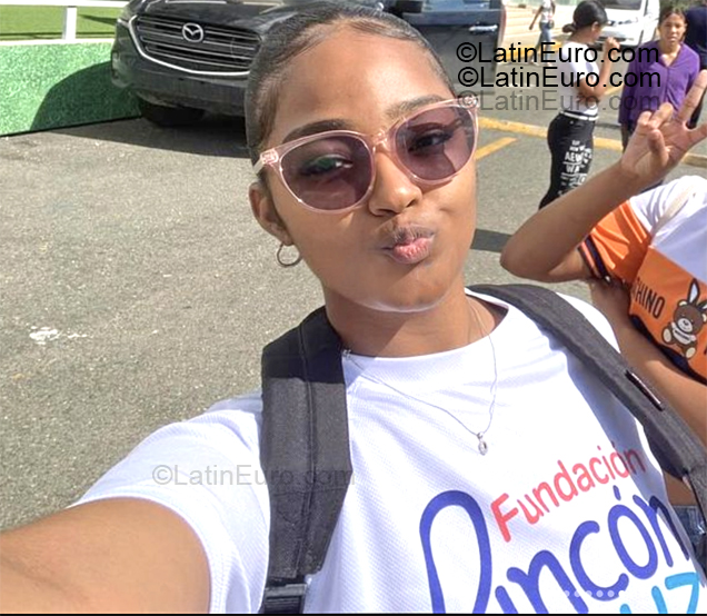 Date this delightful Dominican Republic girl Nichel from Santo Domingo DO55343