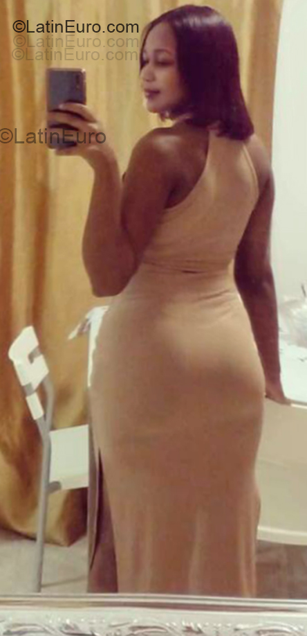 Date this pretty United States girl Sonia from USA DO55351