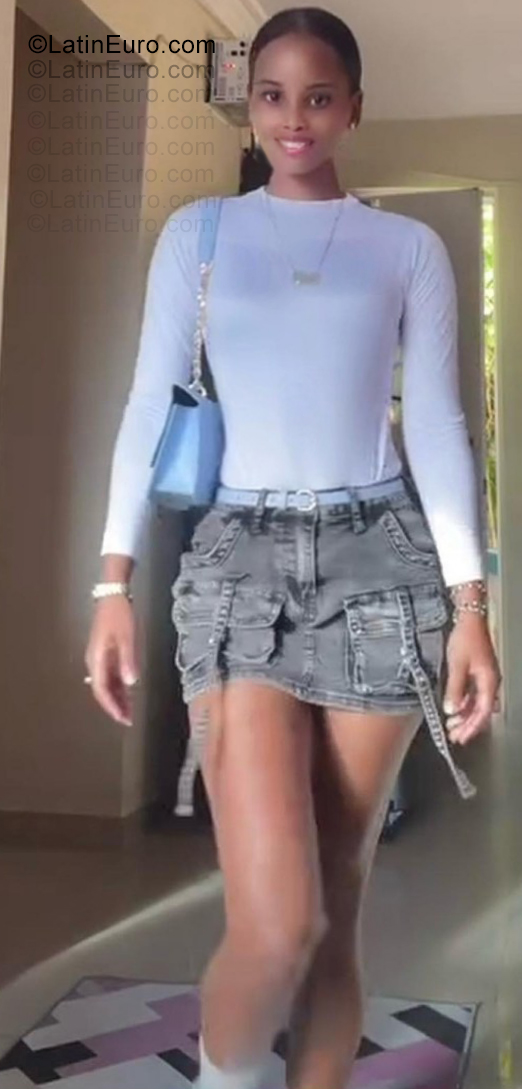 Date this passionate Dominican Republic girl Mayelin from Santo Domingo DO55424
