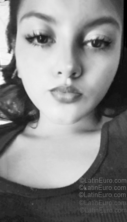 Date this nice looking Costa Rica girl Carlita from Limon CR562