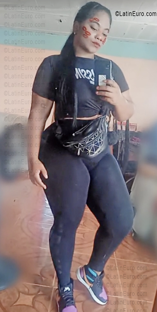 Date this happy Venezuela girl Ivaneska from La Guaira VE5380