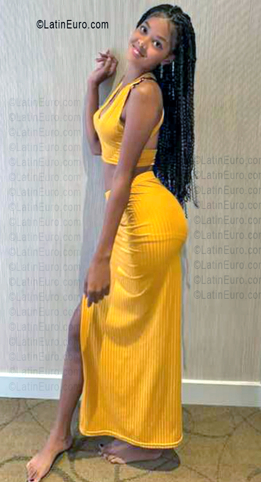 Date this gorgeous Dominican Republic girl Mara from Santo Domingo DO55943