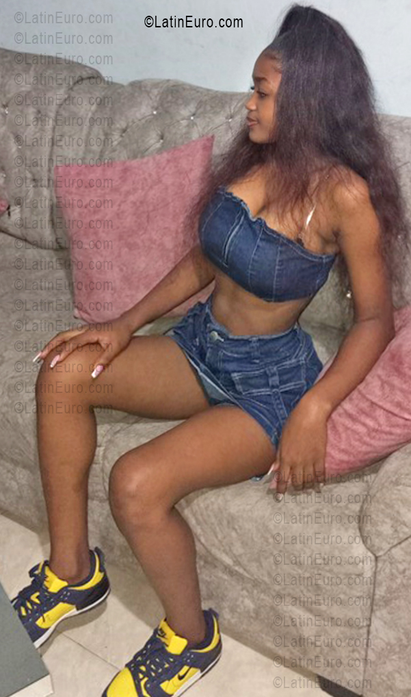 Date this hot Colombia girl Thalia from Medellin CO33533