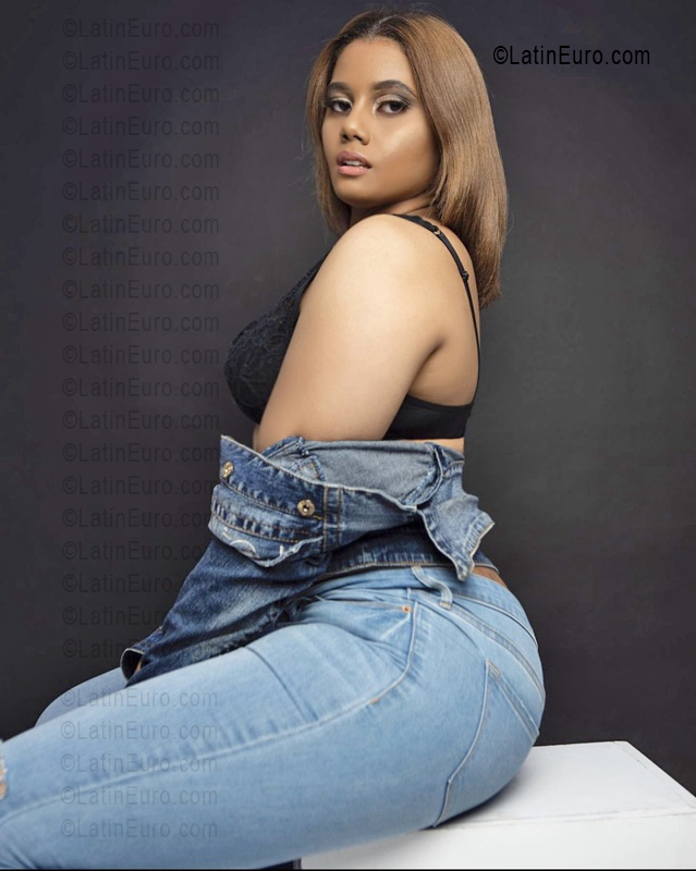 Date this hot Dominican Republic girl Elizabeth from Santo Domingo DO55651
