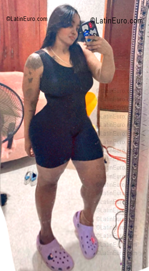 Date this foxy Dominican Republic girl Shari from Santo Domingo DO55700