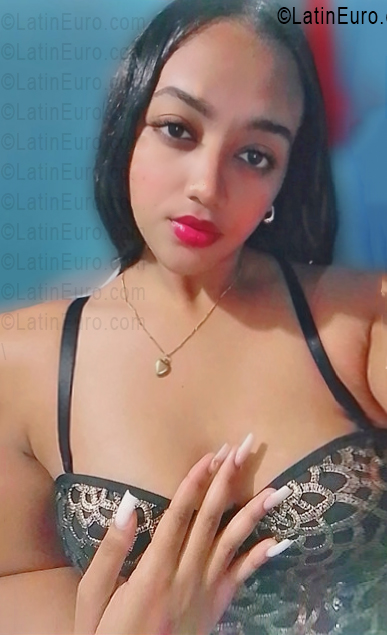 Date this beautiful United States girl Delania from  US25618