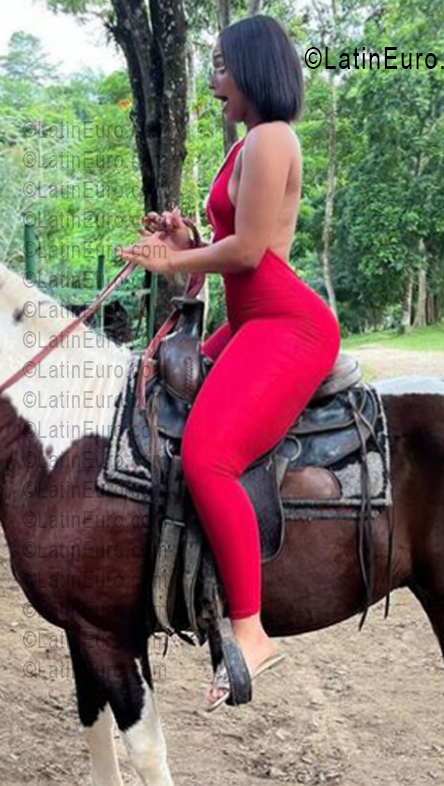 Date this hard body Dominican Republic girl Carolina from Azua DO55909