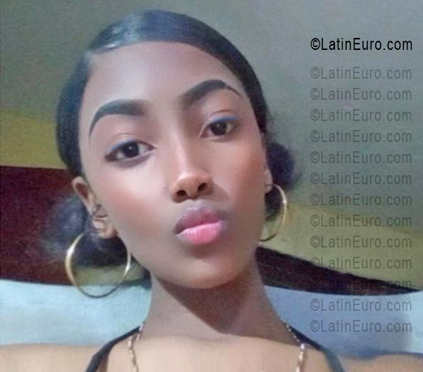 Date this attractive Dominican Republic girl Esmeralda from Santo Domingo DO55919