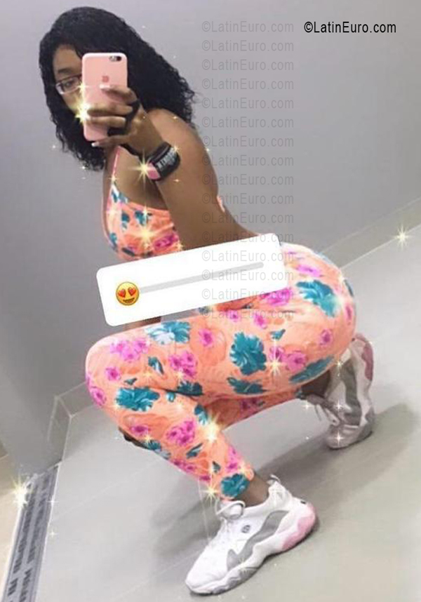 Date this good-looking Colombia girl Tivi from Medellin CO33592