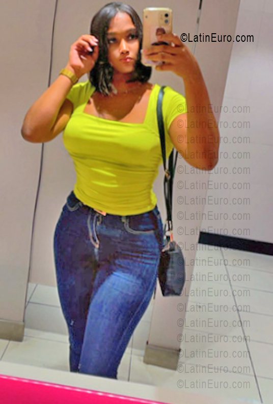 Date this passionate Dominican Republic girl Indiana from Santo Domingo DO55939