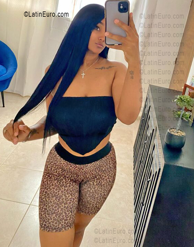 Date this foxy Dominican Republic girl Debie from Santiago DO56026