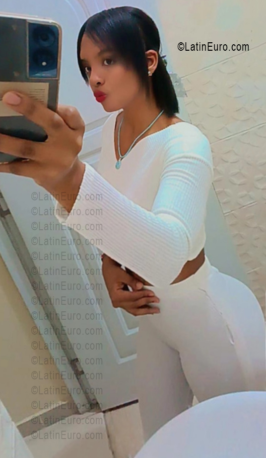 Date this attractive Dominican Republic girl Malin from Santo Domingo DO56211