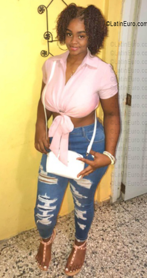 Date this pretty Dominican Republic girl Coraima from Santo Domingo DO56358