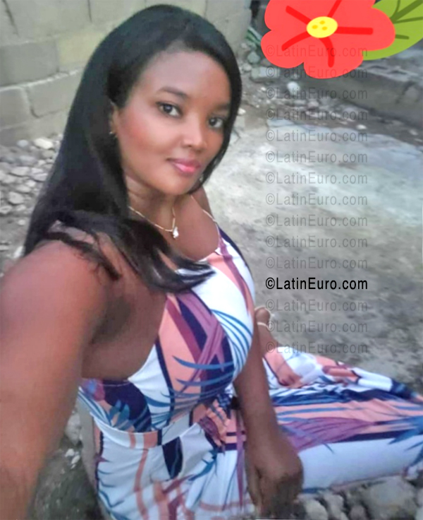 Date this passionate Dominican Republic girl Valeryn from Santo Domingo DO56646