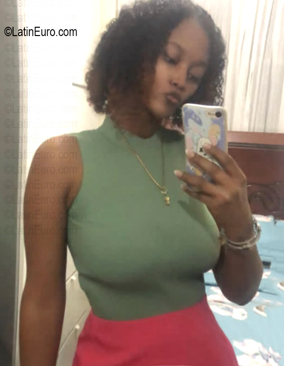 Date this pretty Dominican Republic girl Laura Mara from Santo Domingo DO56746
