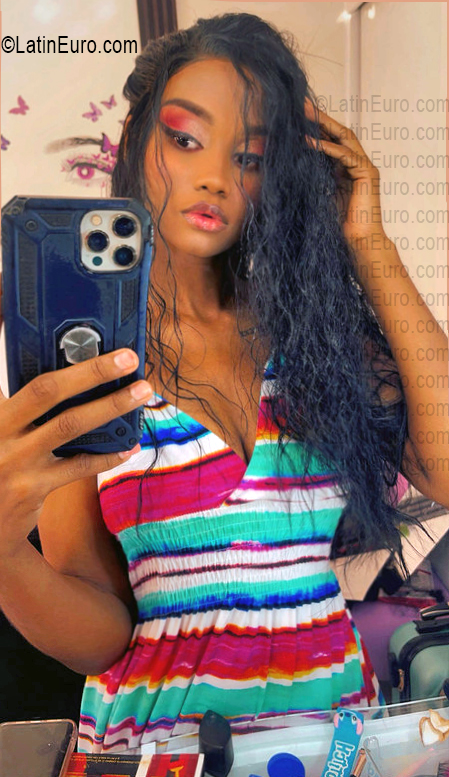 Date this voluptuous Dominican Republic girl Roxy from Barahona DO56911