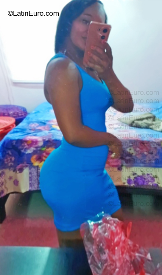 Date this foxy Dominican Republic girl Araceli from Santo Domingo DO57025