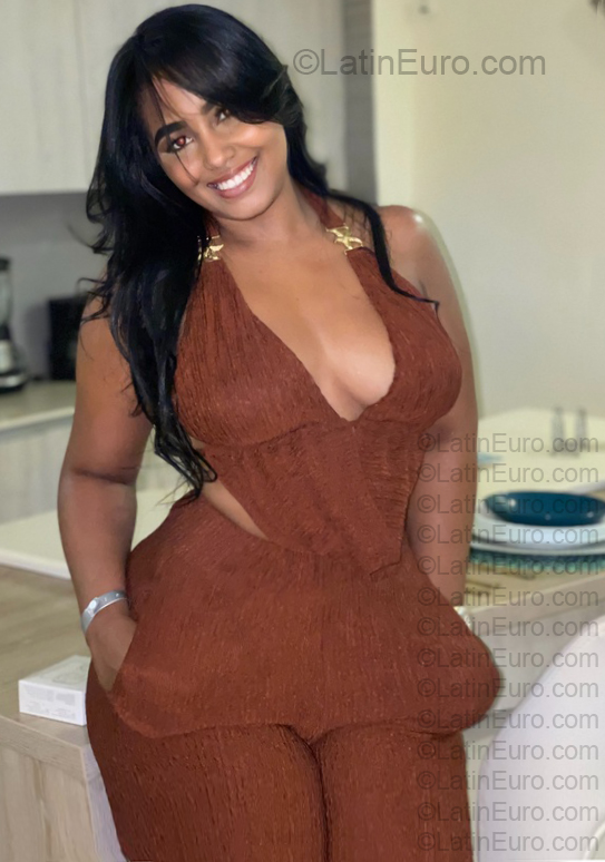 Date this voluptuous Colombia girl Johana from Cartagena CO33880